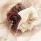 Mariage ivoire chocolat porte-alliance original fleur "Simplicité"
