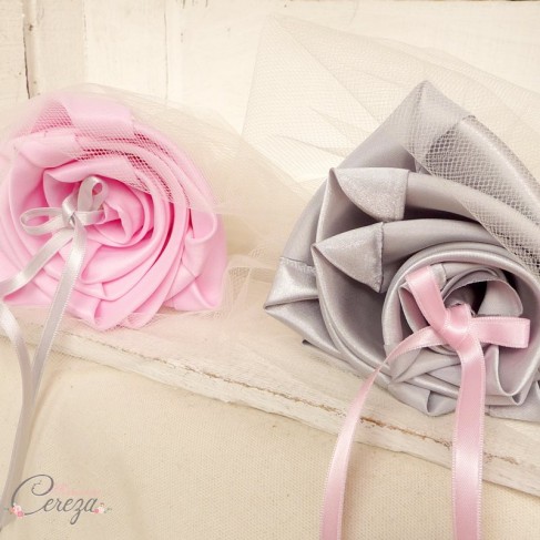 Mariage rose gris porte-alliances Duo fleurs original