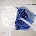 Mariage bleu roi blanc porte-alliances fleur original chic