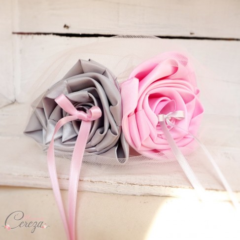 Mariage rose gris porte-alliances original fleurs "Simplicité"