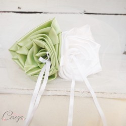 Mariage vert blanc porte-alliances original fleurs personnalisable