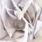 Mariage gris argent blanc porte-alliance personnalisable original fleur
