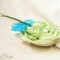 mariage plume paon, fleur et perles Broche bijou chic turquoise vert anis tenue maman mariée