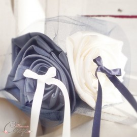 Mariage bleu marine ivoire porte-alliances bouquet de fleurs original "Simplicité"