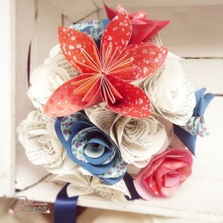 Bouquet de mariage atypique fleurs de papier tons rouge bleu personnalisé "Crazy Love"
