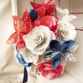 Bouquet de mariage atypique fleurs de papier tons rouge bleu personnalisé "Crazy Love"
