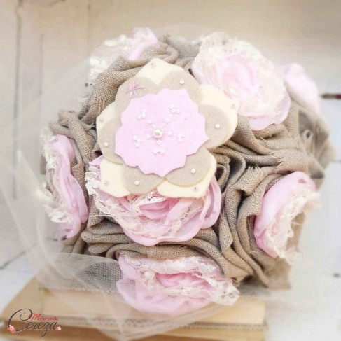Bouquet de mariage hiver campagne chic romantique lin dentelle perles beige rose pâle écru "Lola"