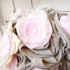 Bouquet de mariage hiver campagne chic romantique lin dentelle perles beige rose pâle écru "Lola"