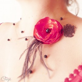 Collier mariée fleur dentelle plumes rouge noir personnalisable 'Olivia'