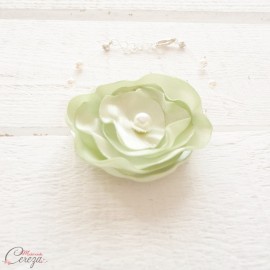Bracelet mariée fleur vert anis pâle perles nature romantique "Lila" personnalisable