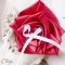 Porte-alliances mariage champetre chic toile jute retro bouquet rouge beige lin
