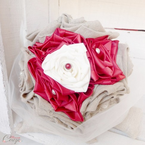 Bouquet de mariée original et accessoires sur-mesure lin, rouge et ivoire