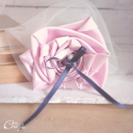 Mariage bleu marine rose Porte-alliance Duo original fleur