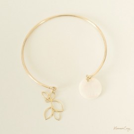 Bracelet mariée palet de nacre et feuille ajourée doré ou argenté jonc "Mona" bijoux mariée