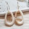 Boucles d'oreille soirée beige marbré  - Bijou tendance