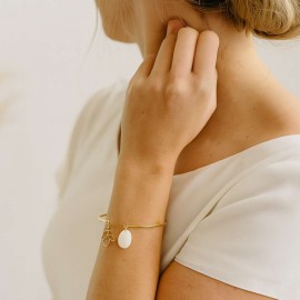 Bracelet mariée palet de nacre et feuille ajourée doré ou argenté jonc "Mona" bijoux mariée