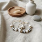 Boucles d'oreille créoles blanc et or - Bijou précieux