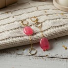 Boucles d'oreille assymétriques rose pendantes - Bijou tendance
