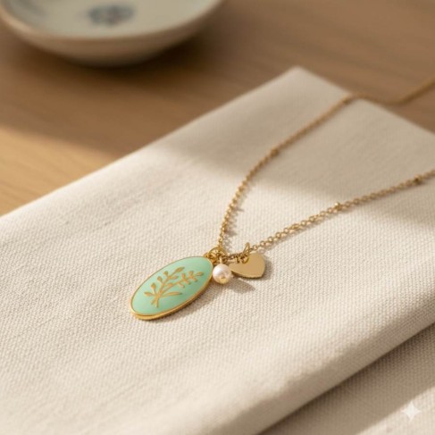 Collier pendentif émail vert clair et breloques - Bijou précieux 
