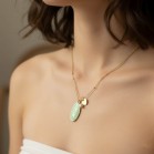 Collier pendentif émail vert clair et breloques - Bijou précieux