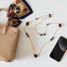 Sautoir perles noires sur chaîne doré "Gabrielle" - Bijou créateur