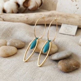 Boucles d'oreilles créoles dorées et perle poisson bleu pétrole
