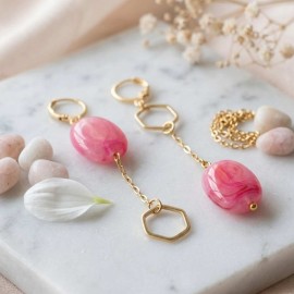 Boucles d'oreille assymétriques rose pendantes - Bijou tendance