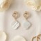 Boucles d’oreilles mariage bohème fleur nacre et anneau Inaya – Bijou délicat fait mainstrass Inaya