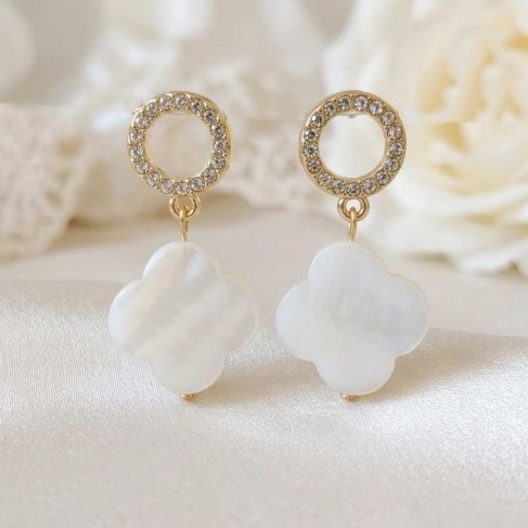 Boucles d&rsquo;oreilles mariage boh&egrave;me fleur nacre et anneau Inaya &ndash; Bijou d&eacute;licat fait main strass Inaya
