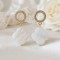 Boucles d’oreilles mariage bohème fleur nacre et anneau Inaya – Bijou délicat fait mainstrass Inaya