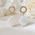 Boucles d’oreilles mariage bohème fleur nacre et anneau Inaya – Bijou délicat fait mainstrass Inaya