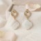 Boucles d’oreilles mariage bohème fleur nacre et anneau Inaya – Bijou délicat fait mainstrass Inaya