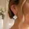 Boucles d’oreilles mariage bohème fleur nacre et anneau Inaya – Bijou délicat fait mainstrass Inaya