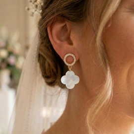 Boucles d’oreilles mariage bohème fleur nacre et anneau Inaya – Bijou délicat fait main strass Inaya