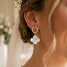 Boucles d’oreilles mariage bohème fleur nacre et anneau Inaya – Bijou délicat fait main strass Inaya