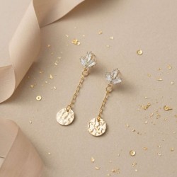 Boucles d'oreilles pendantes zircons sertis dorées - Bijou précieux