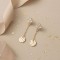 Boucles d'oreilles pendantes zircons sertis dorées - Bijou précieux