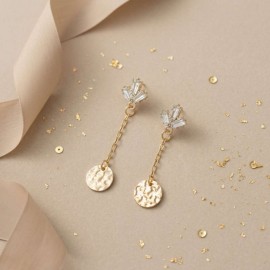 Boucles d'oreilles pendantes zircons sertis dorées - Bijou précieux