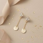 Boucles d'oreilles pendantes zircons sertis dorées - Bijou précieux