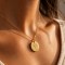 Collier médaille fleur gravée - Bijou précieux 