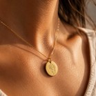 Collier médaille fleur gravée - Bijou précieux 