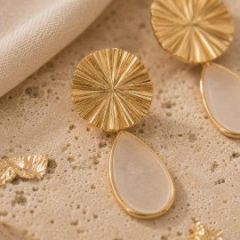 Boucles d'oreilles bohème chic dorées à goutte en résine