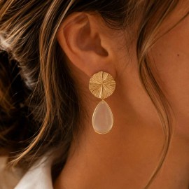 Boucles d'oreilles bohème chic dorées à goutte en résine