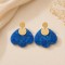 Boucles d'oreilles bohème chic bleues en résine marbrée