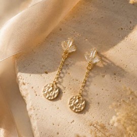 Boucles d'oreilles pendantes dorées avec zircons & médaille martelée - Naya