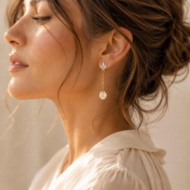 Boucles d'oreilles pendantes dorées avec zircons & médaille martelée - Naya