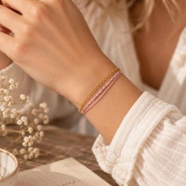 Bracelet Bohème Chic 3 rangs – Rubans rose poudré & chaîne dorée