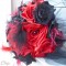 Bouquet de mariage cabaret baroque rouge noir plumes et dentelle