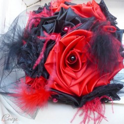 Bouquet de mariage cabaret steampunk rouge noir plumes et dentelle