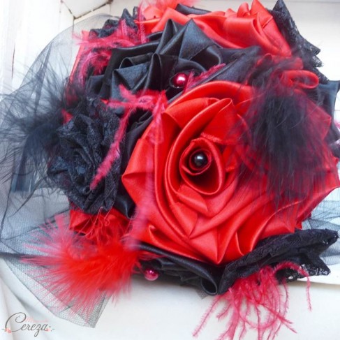 Bouquet de mariage cabaret baroque gothique rouge noir plumes et dentelle